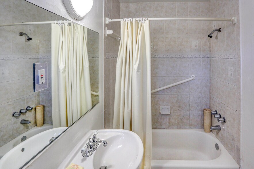 More Photos Of 1219 S Federal Hwy, Hollywood Hotel For Sale