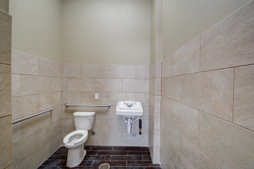 More Photos Of 2209 Blalock Rd, Houston Freestanding For Lease