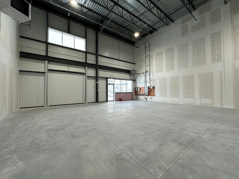 More Photos Of 5539 St Ernest-Cormier, Laval Showroom For Lease