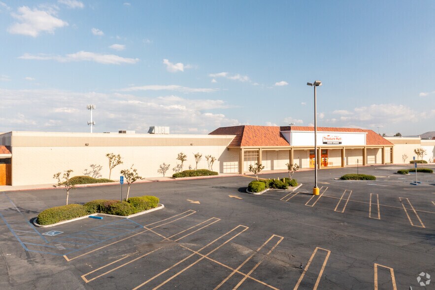 More Photos Of 17099 Valley Blvd, Fontana Freestanding For Lease