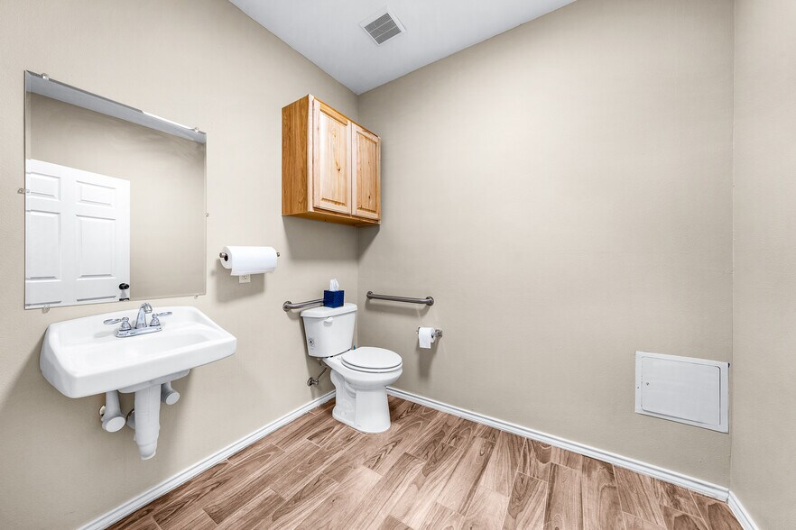 More Photos Of 11639 E US Highway 175, Kemp Flex For Lease