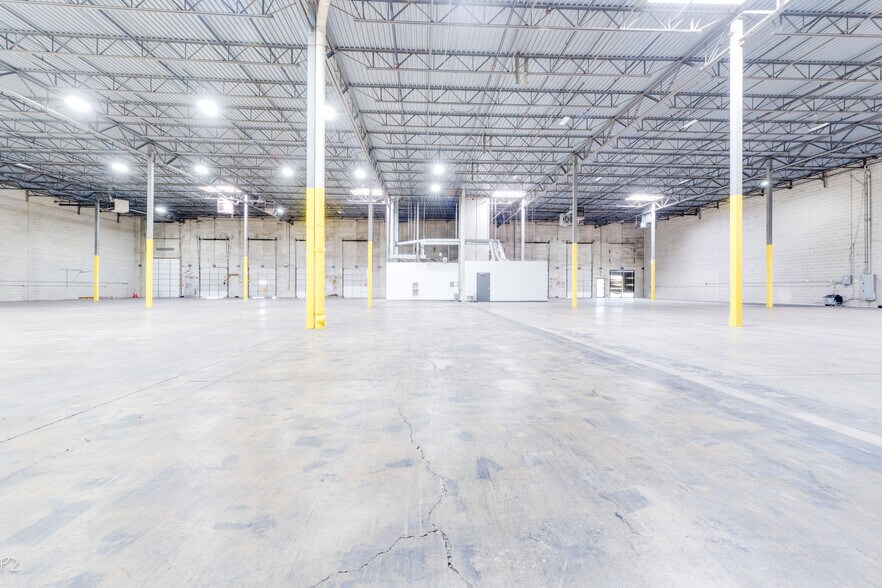 More Photos Of 2501-2575 Allan Dr, Elk Grove Village Warehouse For Lease