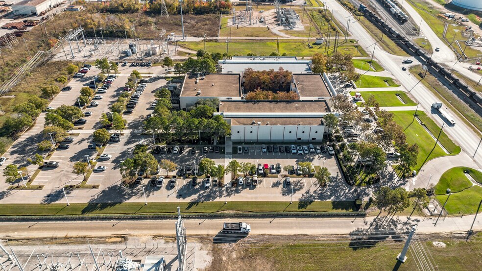 More Photos Of 15635 Jacintoport Blvd, Houston Office For Lease
