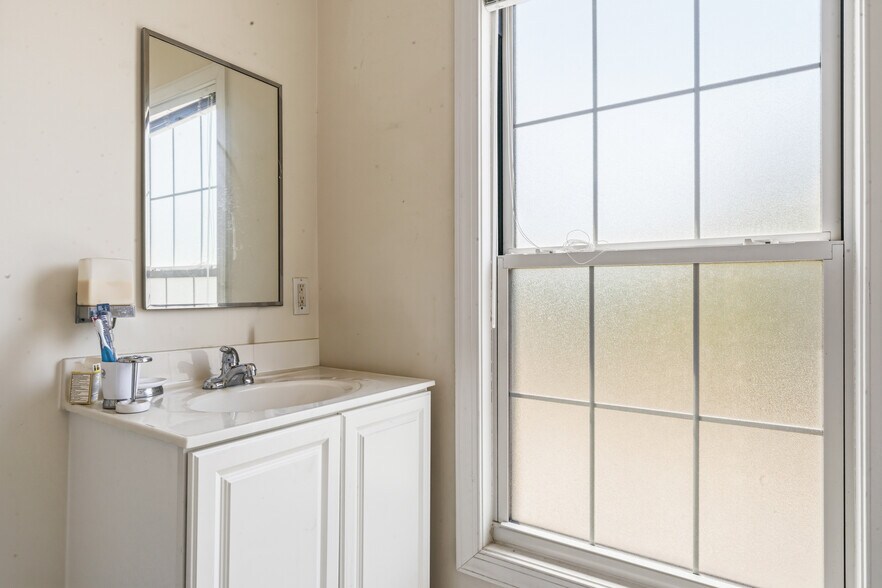 More Photos Of 1512 Marion Barry Ave SE, Washington Office For Sale