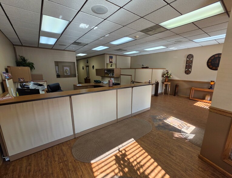 More Photos Of 204 S Washington St, Mc Leansboro Office For Sale