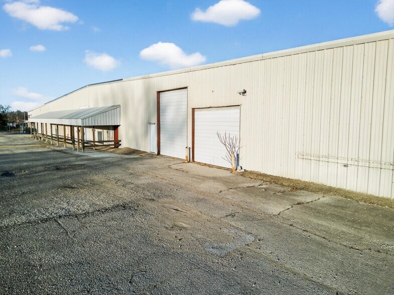 More Photos Of 102 W Front St, Mountain Grove Warehouse For Sale