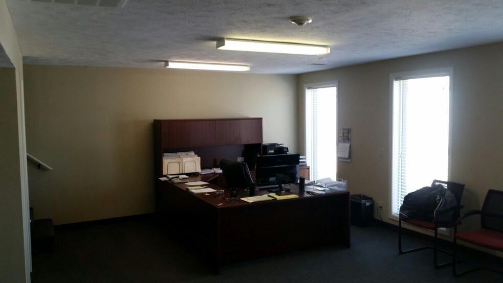 More Photos Of 1236-1248 Royal Dr, Papillion Warehouse For Lease