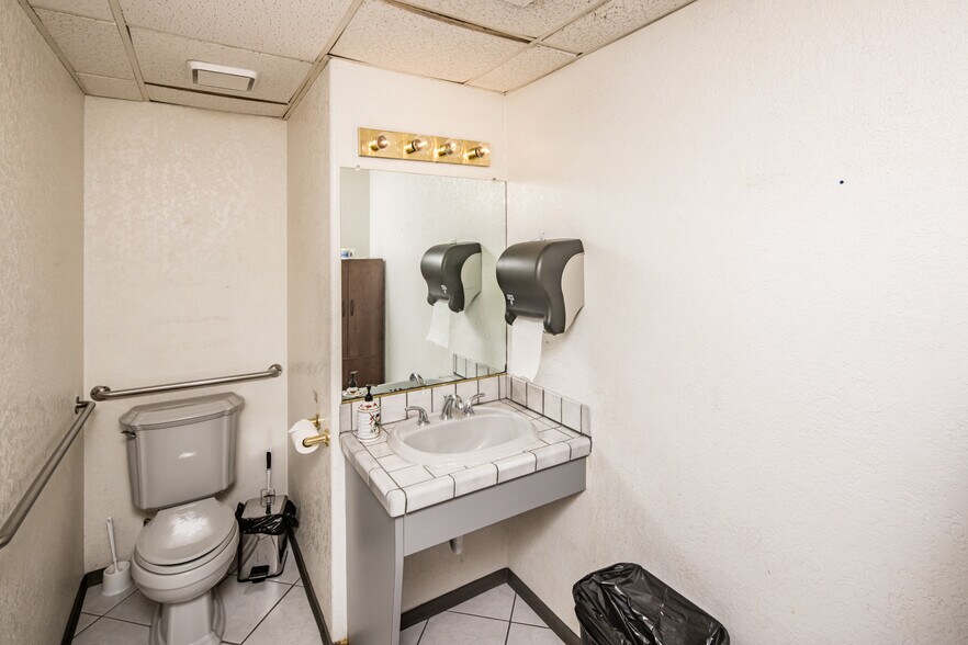 More Photos Of 951 Lake Havasu Ave N, Lake Havasu City Showroom For Sale