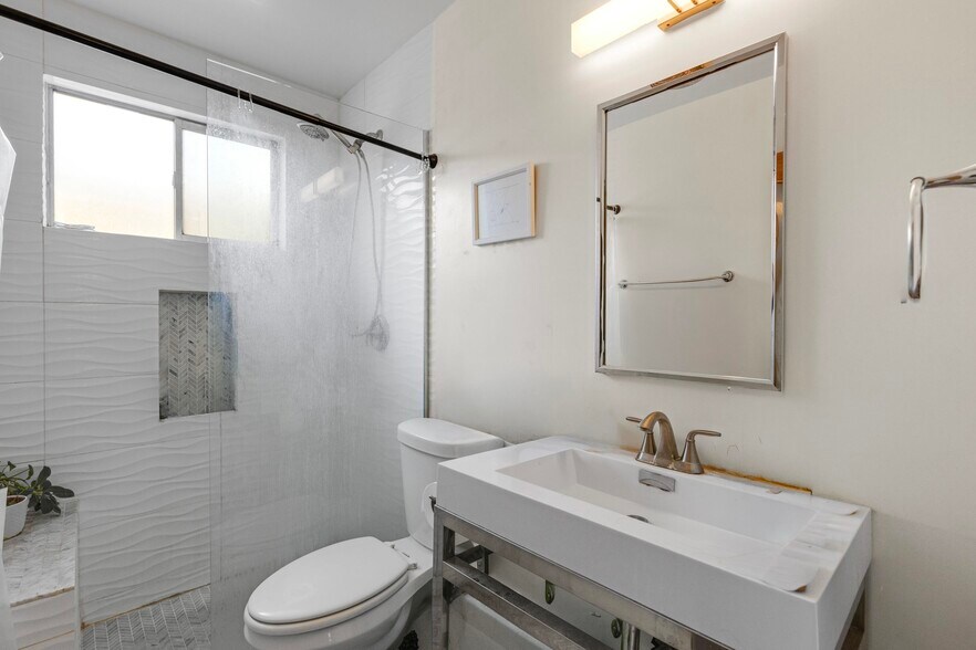 More Photos Of 944 N Orange Grove Ave, Los Angeles Apartments For Sale