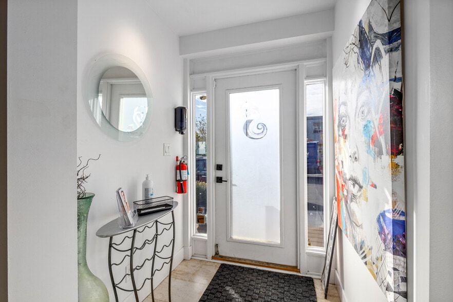 More Photos Of 2032 34th Ave SW, Calgary Office For Sale