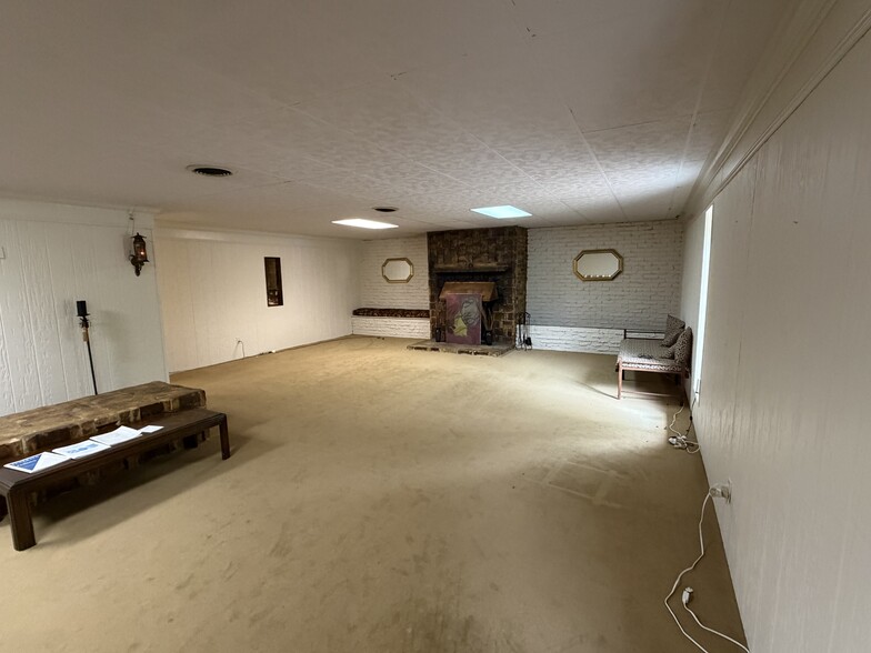 More Photos Of 1951 E 3rd St, Corinth Cemetery Mausoleum For Sale