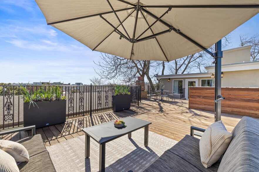 More Photos Of 1810 W 35th St, Austin Specialty For Sale