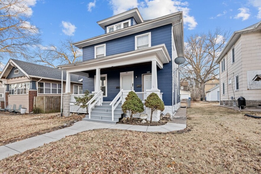 Primary Photo Of 211 E Dover Ct, Davenport Apartments For Sale