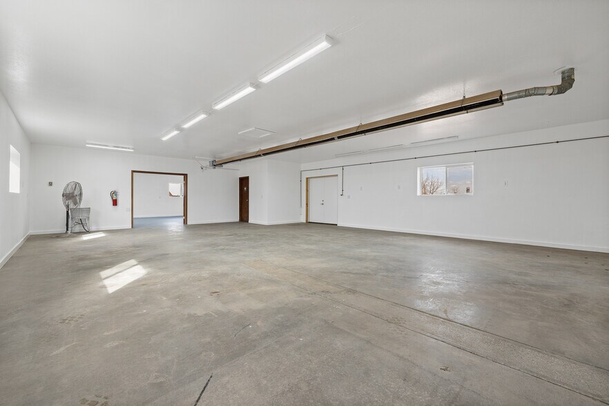 More Photos Of 5517 W Elm St, Black Hawk Showroom For Lease