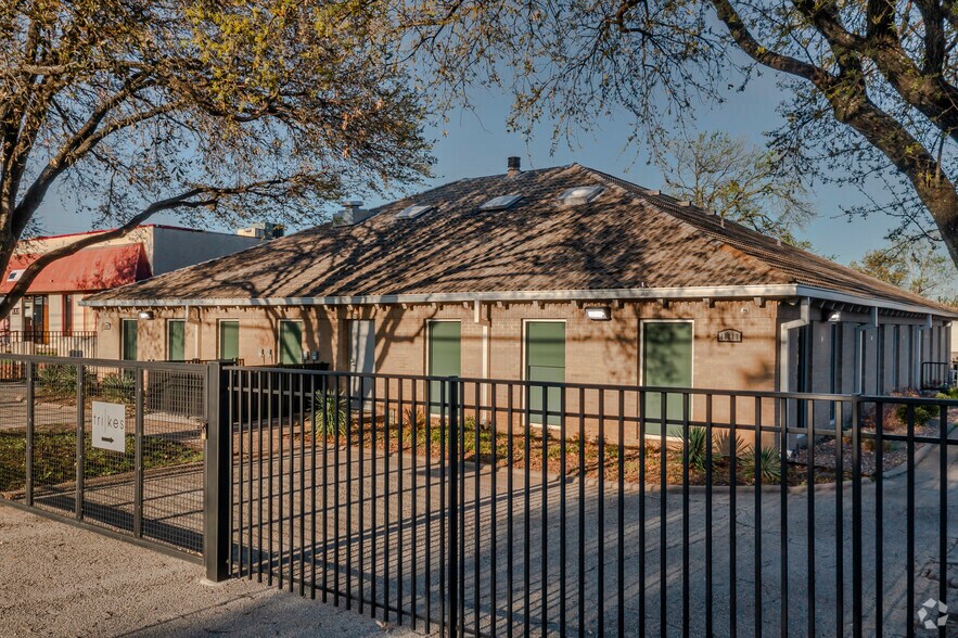 More Photos Of 11117 Shady Trl, Dallas Office For Sale