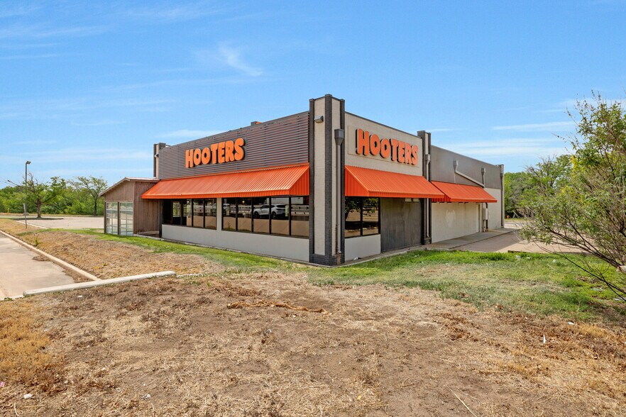 More Photos Of 8101 W I-40, Amarillo Restaurant For Lease