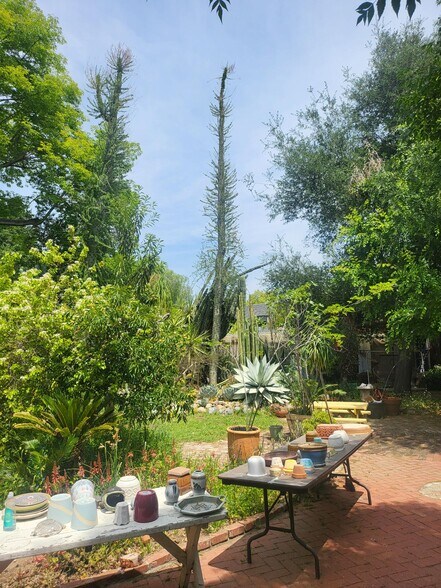 More Photos Of 18552 Erwin St, Tarzana Land For Lease