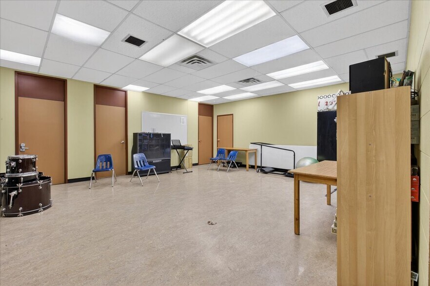 More Photos Of 11831 123 St NW, Edmonton Office For Sale