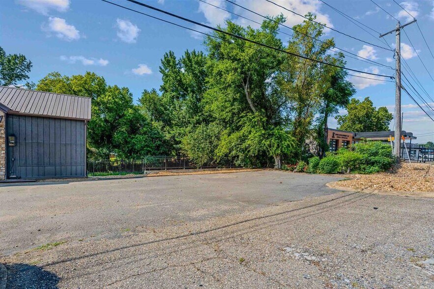 More Photos Of 17940 I 30, Benton Office For Sale
