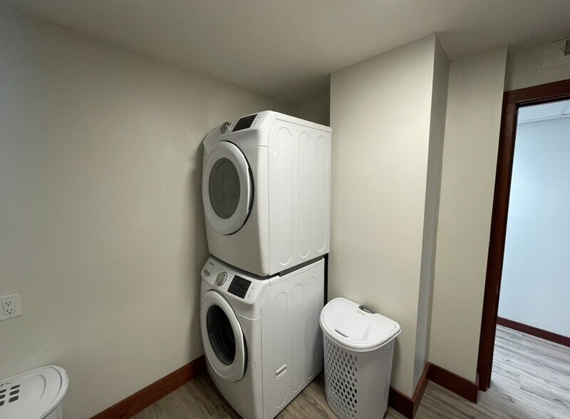 More Photos Of 116 W 19th St, Falls City Showroom For Sale