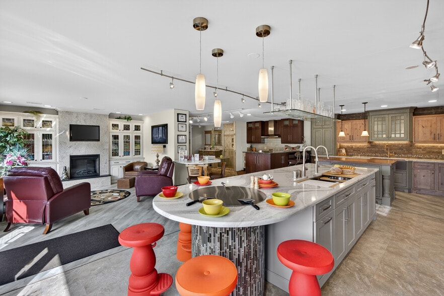 More Photos Of 5585 MacArthur Rd, Whitehall Showroom For Sale