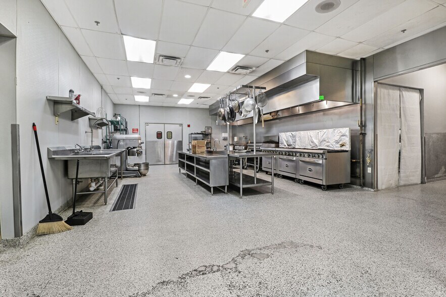 More Photos Of 4351 NE 12th Ter, Oakland Park Restaurant For Sale