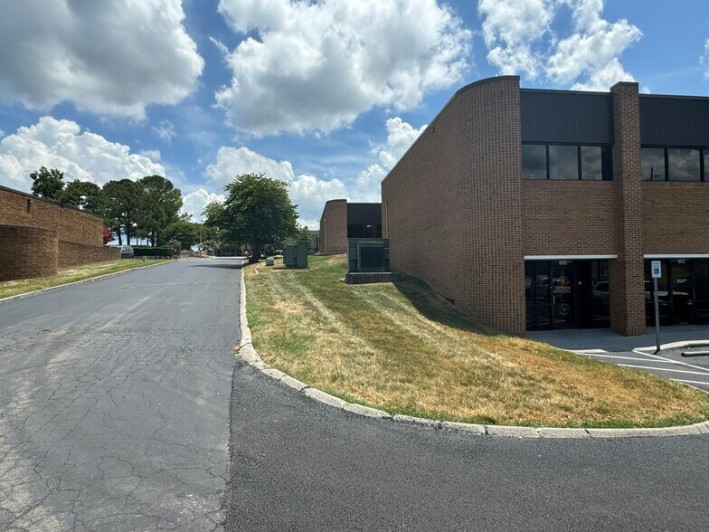 More Photos Of 9051 Executive Park Dr, Knoxville Office For Lease