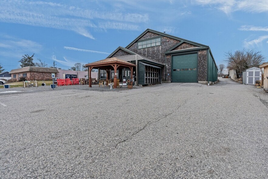 More Photos Of 1960 E Main Rd, Portsmouth Freestanding For Sale