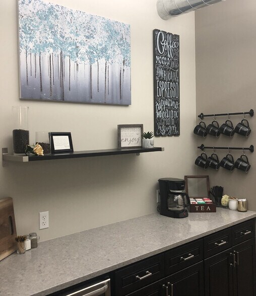 More Photos Of 236 Victoria St, Kitchener Office For Lease