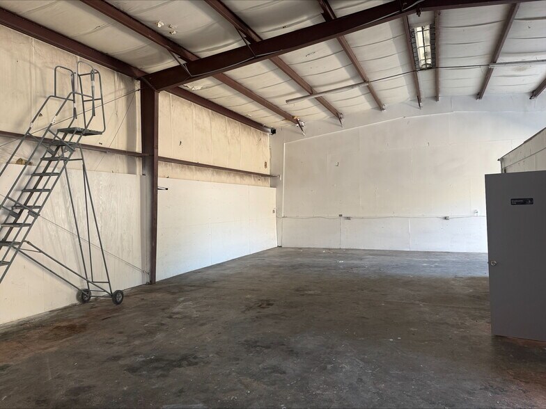 More Photos Of 12220 Hazen Ct, Thonotosassa Warehouse For Lease