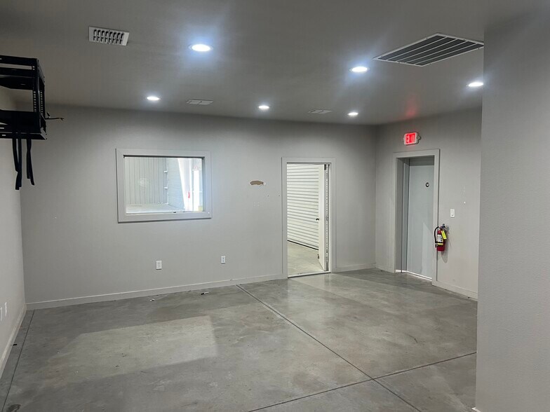 More Photos Of 138 Leopard Rd, Rhome Unknown For Lease