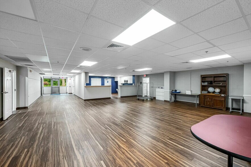More Photos Of 6 Industrial Rd, Windsor Locks Manufacturing For Sale