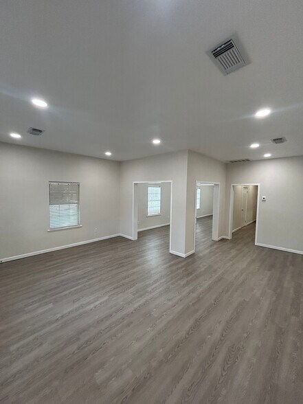 More Photos Of 420 W 19th St, Houston General Retail For Lease