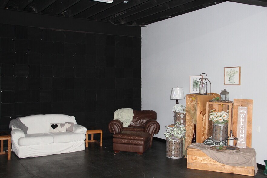 More Photos Of 446 S Main St, Winner General Retail For Sale