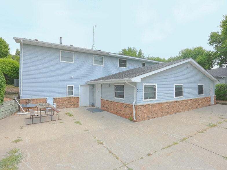 More Photos Of 123 Fairlawn Ave W, Winsted Office For Sale