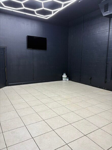 More Photos Of 24690 Sandhill Blvd, Punta Gorda Warehouse For Lease