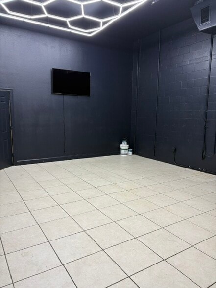 More Photos Of 24690 Sandhill Blvd, Punta Gorda Warehouse For Lease