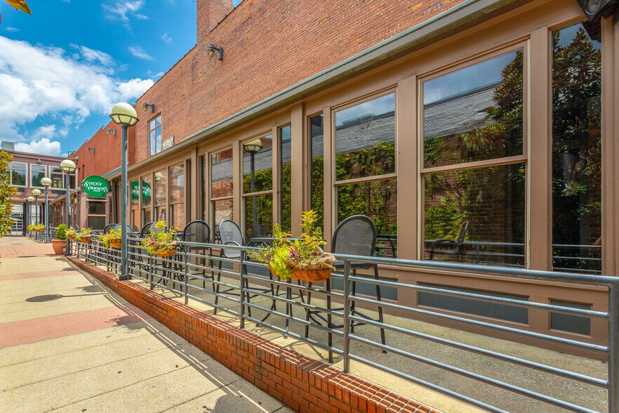 More Photos Of 420 Broad St, Chattanooga Storefront For Lease
