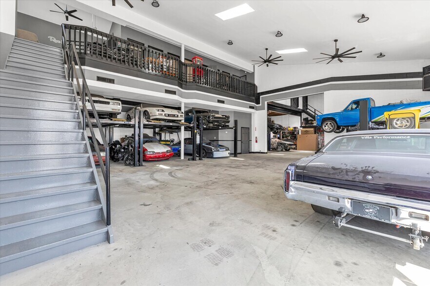 More Photos Of 314 Woodcleft Ave, Freeport Freestanding For Sale