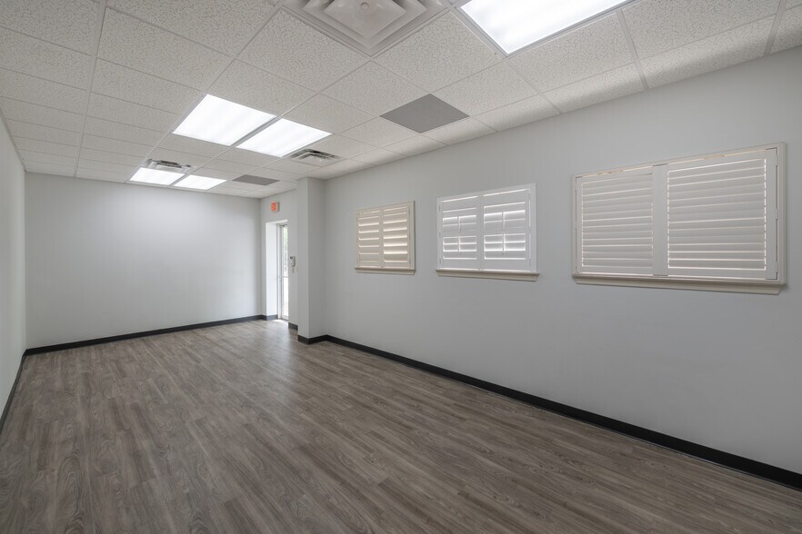 More Photos Of 8801 Corporate Square Ct, Jacksonville Warehouse For Lease