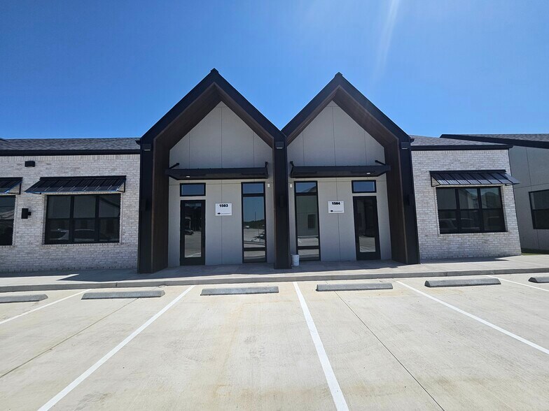 More Photos Of 1325 Main St, Katy Office For Sale