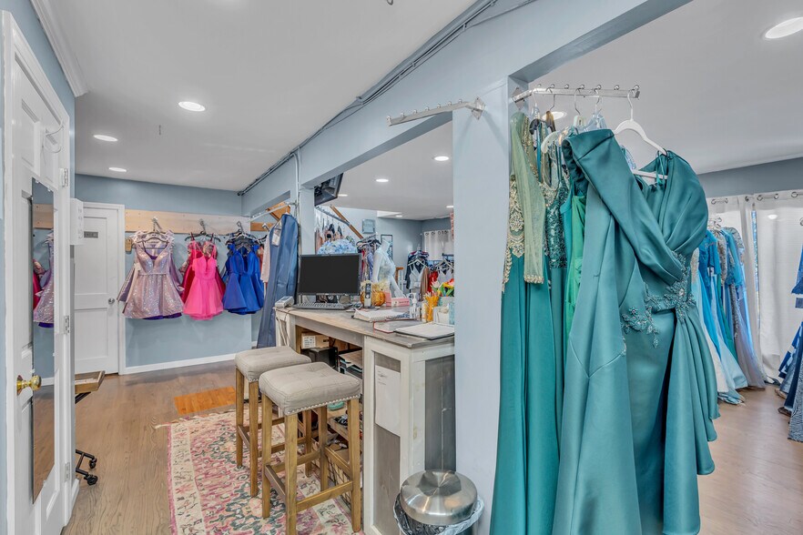 More Photos Of 141 Chambers Bridge Rd, Brick Storefront Retail Office For Sale