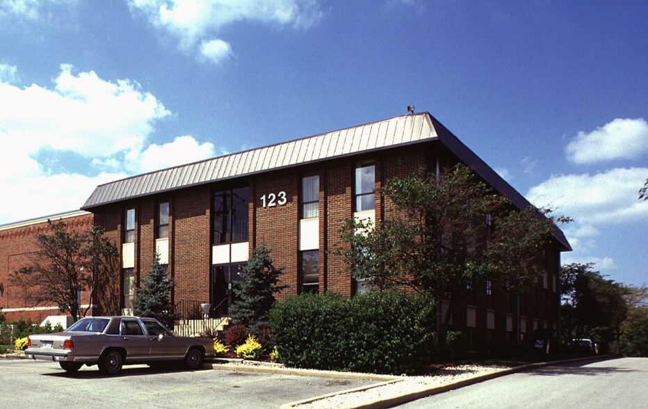Primary Photo Of 123 E Lake St, Bloomingdale Office For Sale