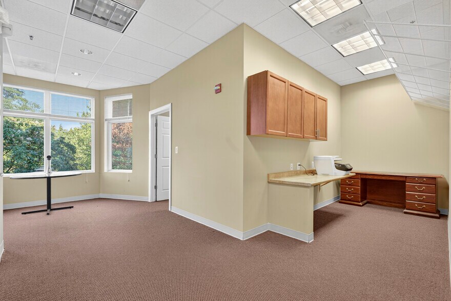 More Photos Of 46165 Westlake Dr, Sterling Medical For Sale