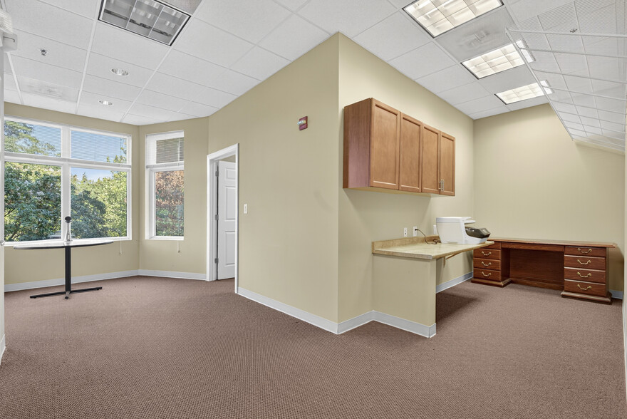 More Photos Of 46165 Westlake Dr, Sterling Medical For Sale