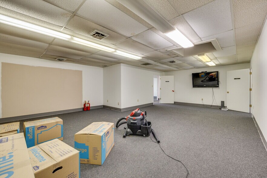 More Photos Of 311 W Walnut St, Johnson City Office For Sale