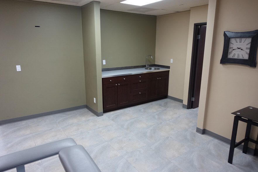 More Photos Of 8607 N 59th Ave, Glendale Office For Lease