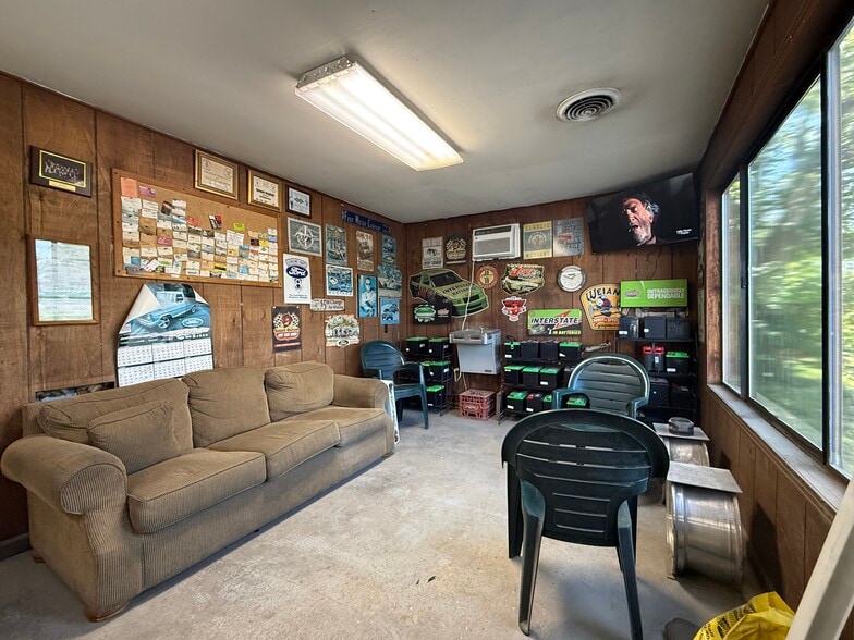 More Photos Of 916 Pleasant Grove Rd, Westmoreland General Retail For Sale