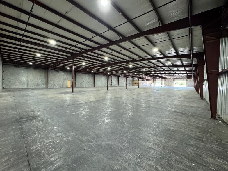 More Photos Of 5050 Gateway Blvd, Lakeland Distribution For Lease