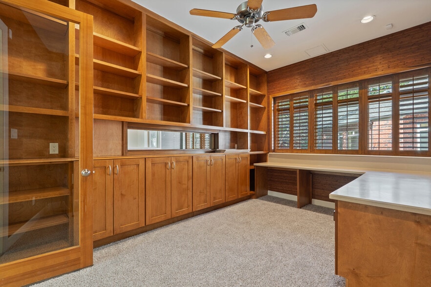 More Photos Of 16621 Hereford Dr, Tomball Flex For Sale